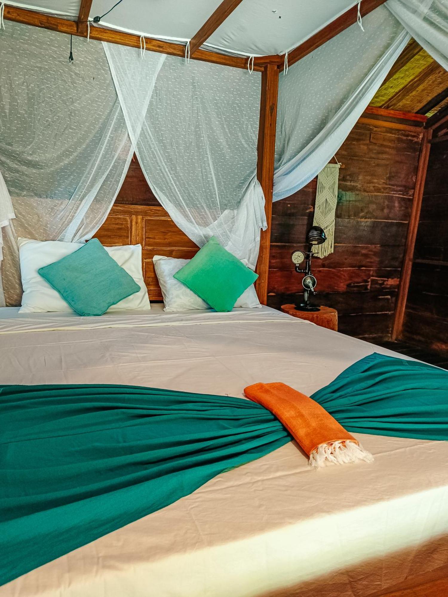 Alaya Ecolodge ペムテラン エクステリア 写真