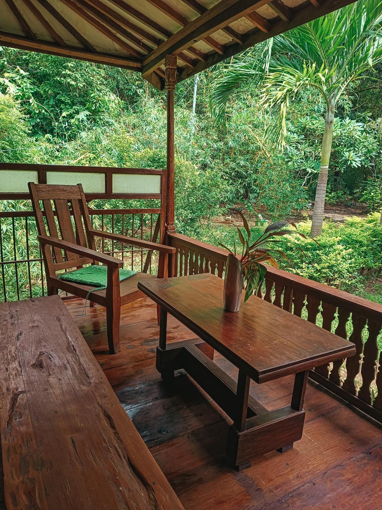 Alaya Ecolodge ペムテラン エクステリア 写真